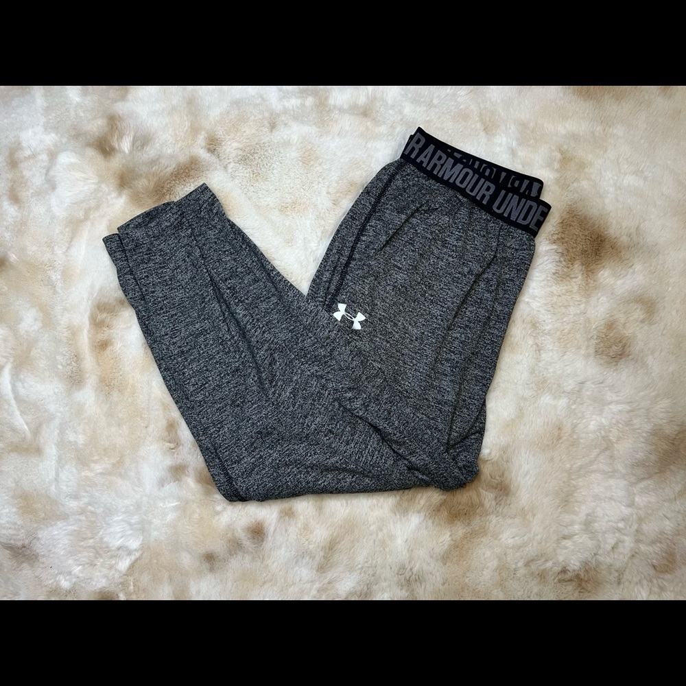 UNDER ARMOUR CROPPED JOGGER